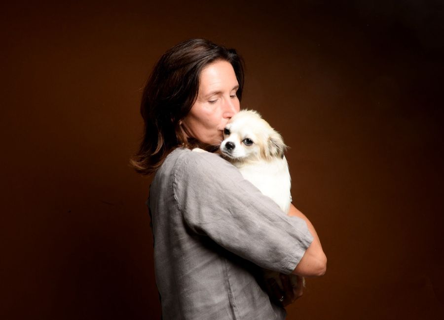 Dr. Andrea Hesse mit einem kleinen Hund auf dem Arm